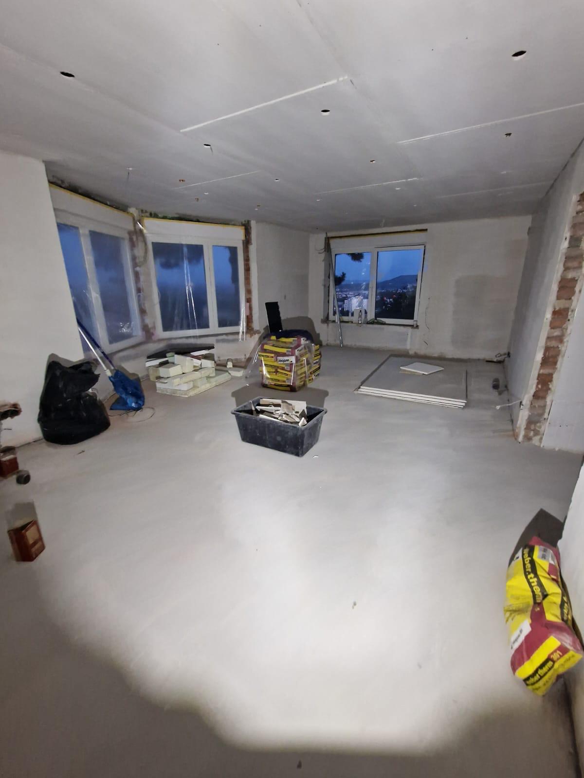 Vorher: Estrich im Wohnzimmer